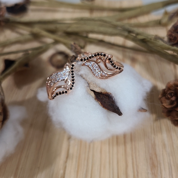 🩷🖤NEW🩷🖤EXQUISITE!! CZ Hollow Flower Lear Earrings in ROSE GOLD Plating - Picture 6 of 15